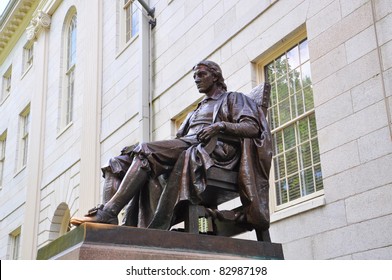 ハーバード大学のジョンハーバード銅像 11002062788 の写真・イラスト素材アマナイメージズ