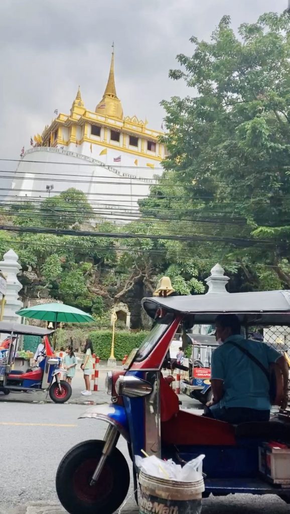 バンコク市内を一望！黄金寺院 ワット・サケット。「サケット」の以外な意味とは？歴史と由来をご紹介します。タイ・バンコク旅行情報とレストラン・スパ・お土産・雑貨・生活情報など旅ライターがご紹介します