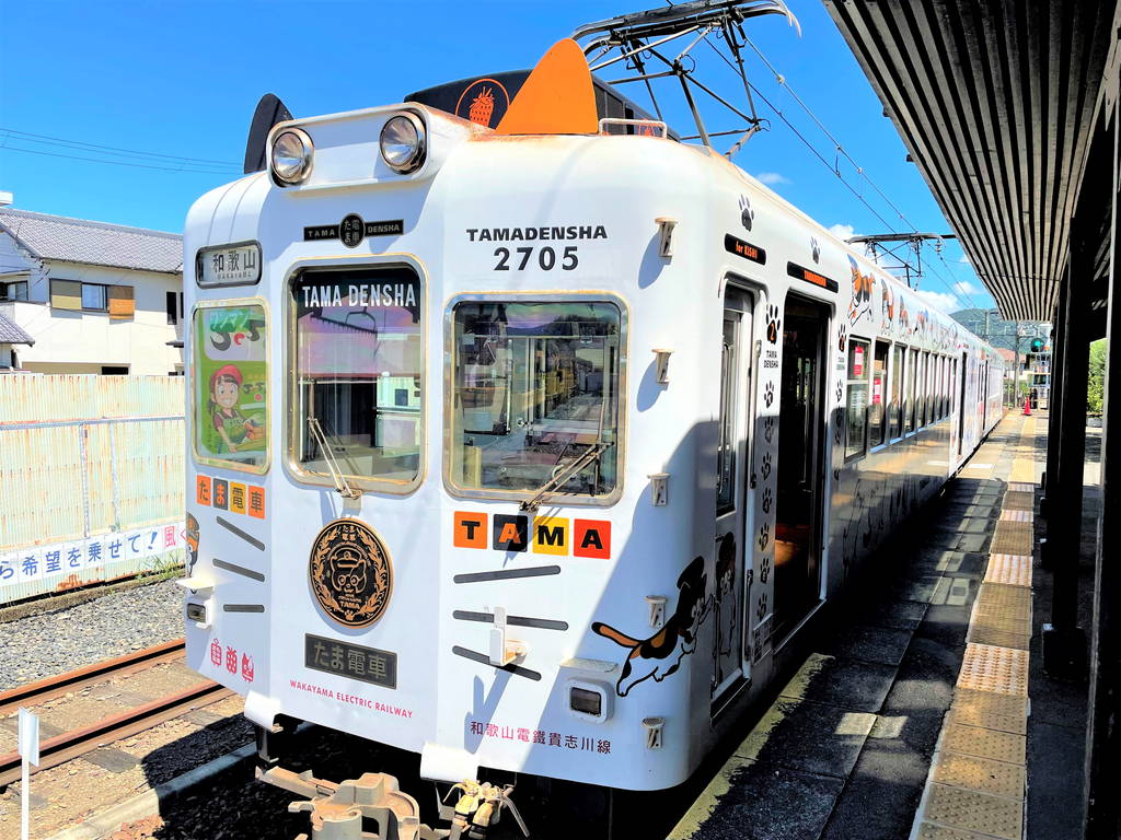 和歌山電鐵貴志川線のユニークな電車とネコの駅長”たま”