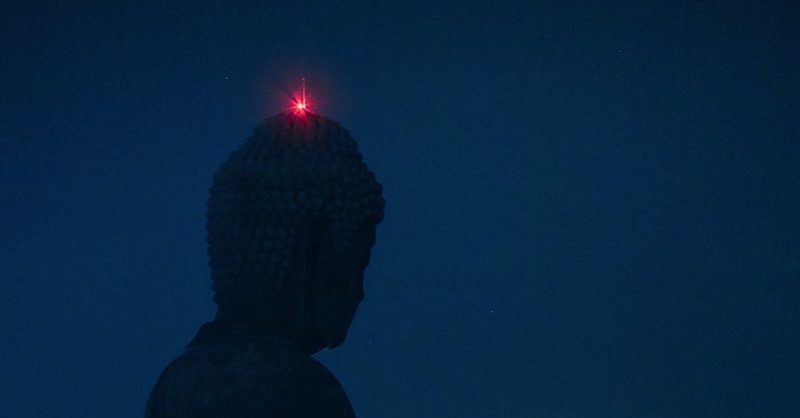 大仏が飛行機を ？決定的瞬間を撮影！ 「優しいつまみ方」「西遊記みたい」と称賛の声まいどなニュース