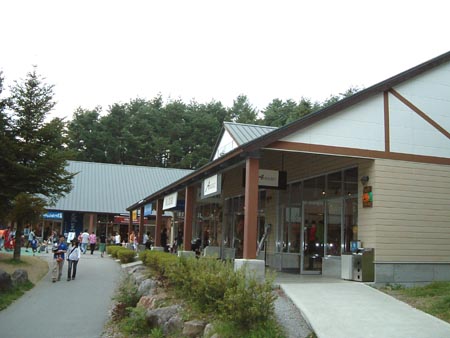 山梨 自然を感じながらショッピングを楽しめる「八ヶ岳リゾートアウトレット」