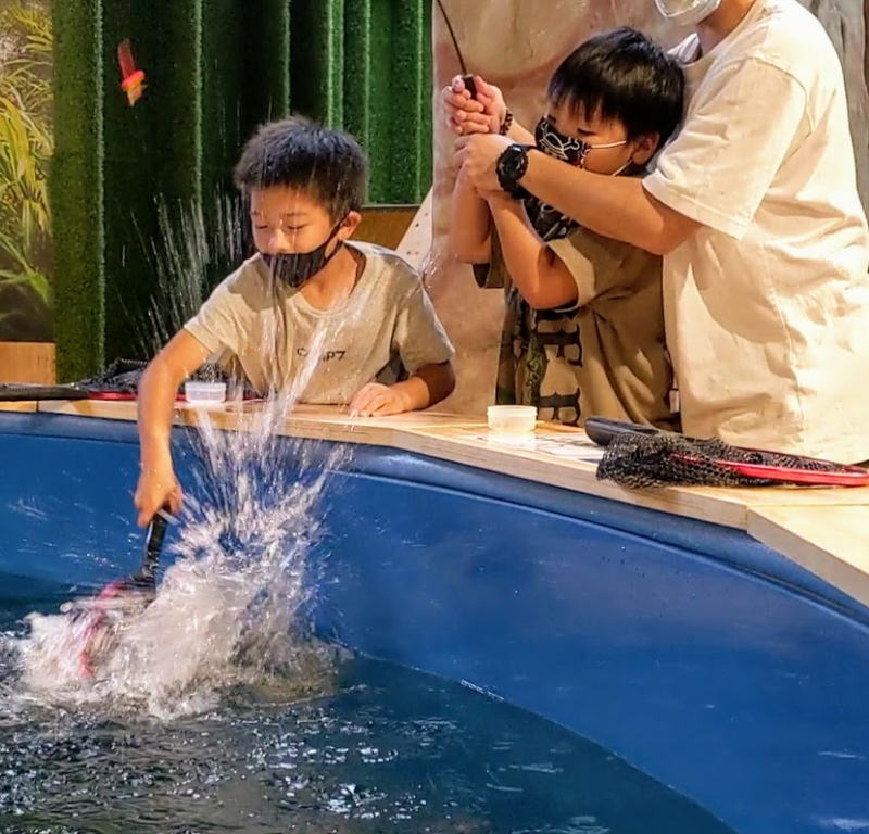 ヤドカリやイモリも釣れる室内釣堀を家族で堪能 神奈川・ぼうけんの国TSURINEWS