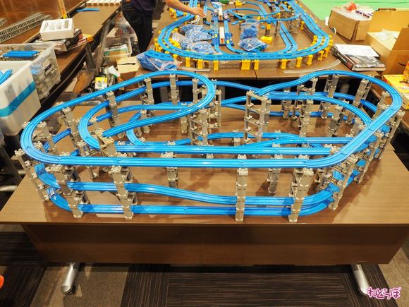 久々に登場の、息子作レイアウト。 複線のS字カーブと駅横のヤードがかっこ良くてお気に入りのようです😄プラレールplarailプラレールレイアウト子鉄