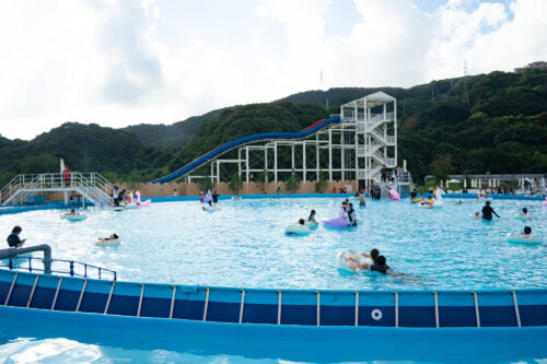 ウォーターガーデンプール 絵映えすること間違いなし！ ＼ハウステンボス のプールはヨーロッパの街並みをバックに絵映えする浮き輪で海外のリゾート気分を味わえちゃう🏝大興奮の夏を満喫しませんか？🍉 行きたい！と思ったら