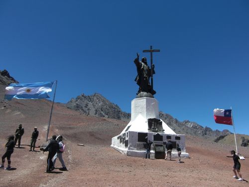 アルゼンチン・チリ国境のクリストレデントルトンネル Cristo Redentor Tunnel