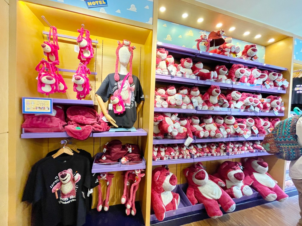 東京ディズニーリゾート・トイ・ストーリーホテル」オープン、“おもちゃの世界”広がるディズニーホテル - ファッションプレス