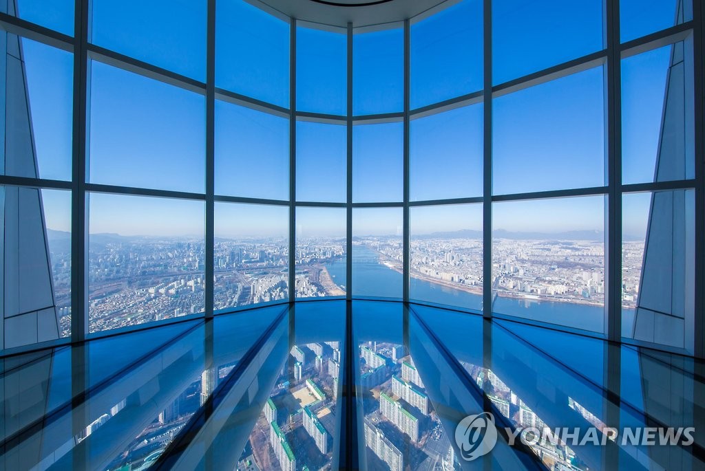 韓国が足元に ロッテワールドタワー展望台「スカイブリッジツアー」