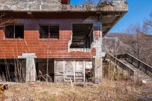 横向温泉ロッジは福島の有名心霊スポット！特に何もないが雰囲気満点の廃墟を探索いたみわけ.com