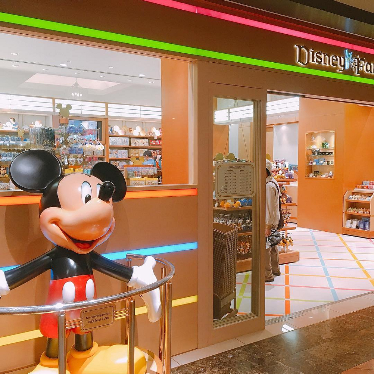 最大６名様まで利用できる「グランデ６」は、家族旅行や卒業旅行に最適です✨お部屋の中央には全員が集える大きなテーブルとソファセット。その周りには二段ベッドを配置しました🛌 東京ディズニーリゾート R や商業施設へのアクセスも抜群。この春は、オリエンタル