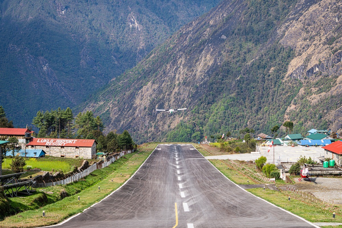 ネパールのルクラにある世界で最も危険な空港の滑走路no24テンジンジャヒラリー空港 標高 2 845 M