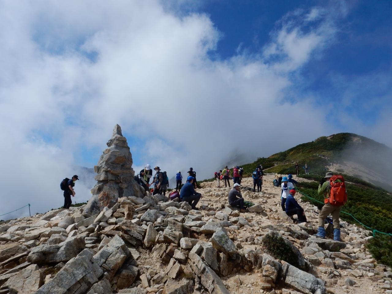 8月 八方尾根登山道の第三ケルンの写真素材FYI01781052ストックフォトの Qlean Market キュリンマーケット