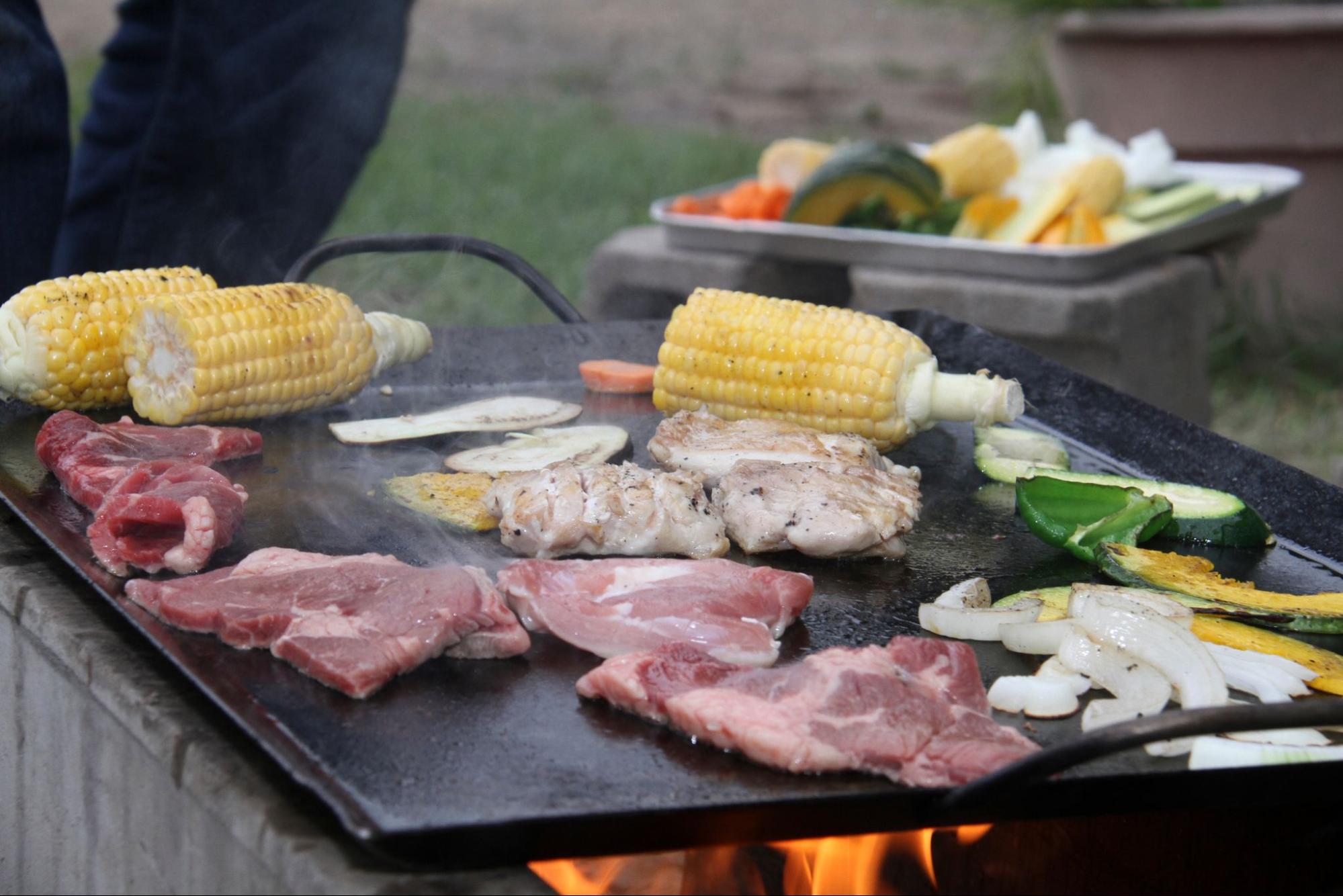 キャンプにおすすめの鉄板料理レシピ5選！ソロキャンプ・ファミリー向けキャンプ飯もランク王
