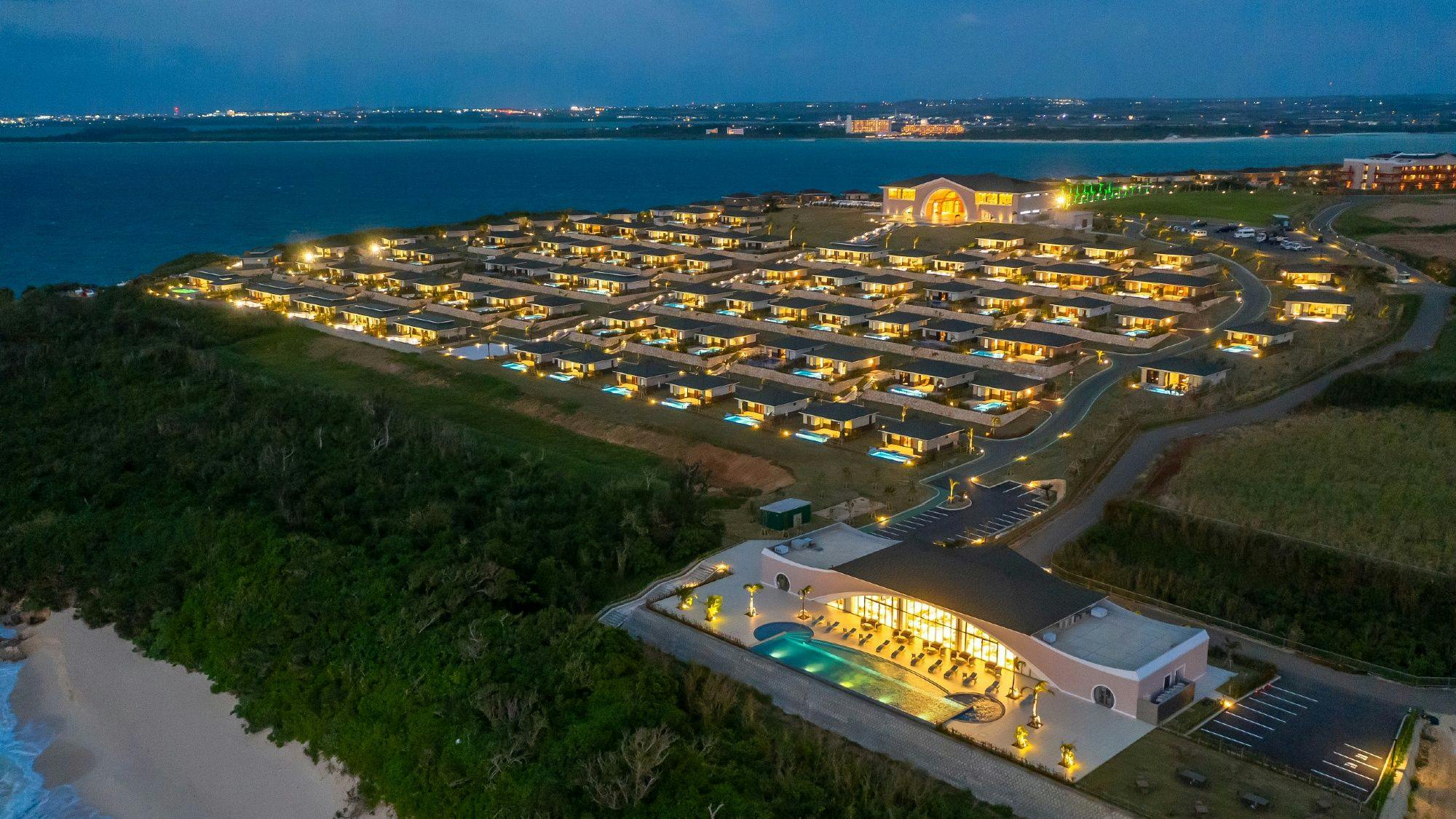 ホテル前与那覇前浜ビーチ💙 \\ んみゃ～ち宮古島東急ホテル＆リゾーツです🌺🏝@miyakojimatokyuhotelandresorts 美しい宮古ブルーの海💙ホテルの目の前にあるので、お部屋で水着に着替えてそのままプールや海へ遊びに行くことが出来ます🏝✨日焼けに注意して