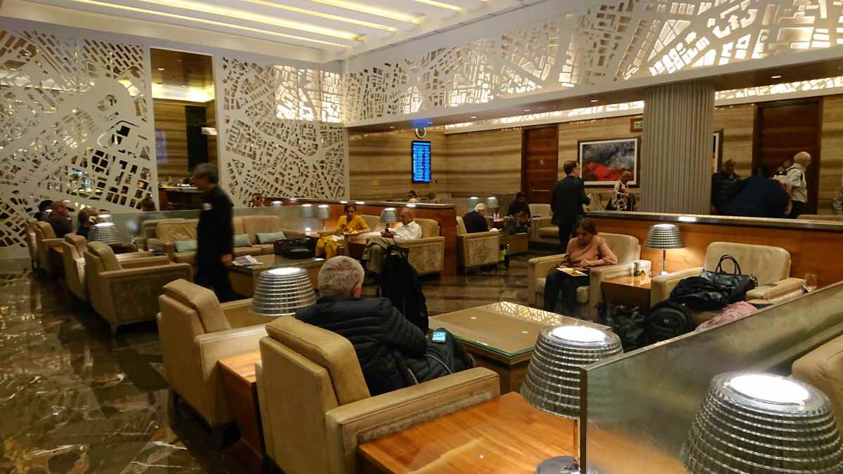 世界一周移動日 インド脱出！UAE ドバイへ！ムンバイのチャトラパティ・シヴァージ―国際空港ラウンジ「royaltylounge」にも行きました！ プライオリティパス- とことこ