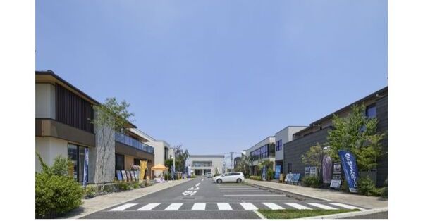 土手の踏切 ・ ・