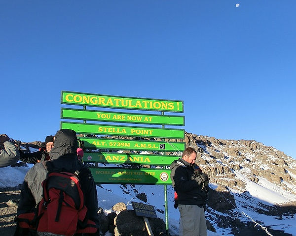 見たら絶対行きたくなる！5895mキリマンジャロ頂上の絶景