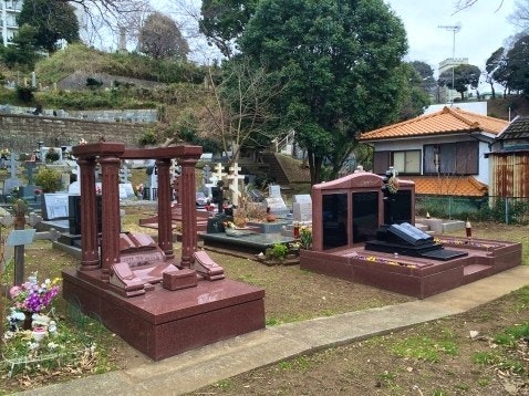 横浜外国人墓地 資料館のステンドグラスGANREF