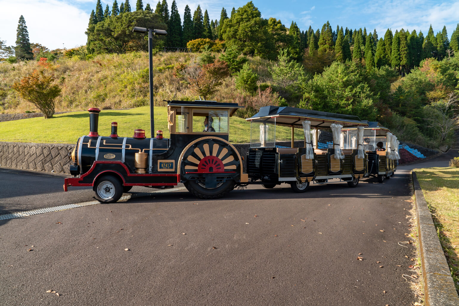 霧島神話の里公園 – 霧島屋久国立公園内にあり「道の駅霧島」としても広く親しまれております