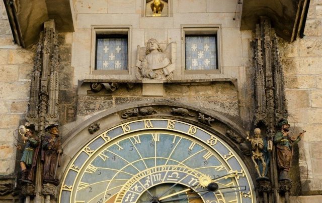 プラハ旅013, 世界最古のプラハ天文時計オルロイ。, プラハ旧市街広場にあります。, 美しい装飾にうっとり。,死神のガイコツが鐘をならすと上部の窓から十二使徒が現れます。,