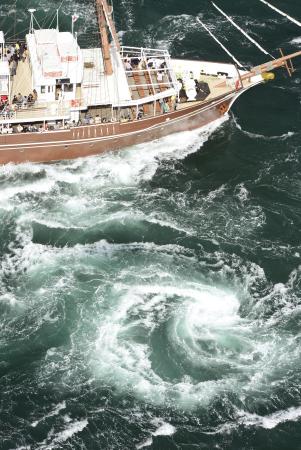 世界最大級の渦潮を体験「鳴門うず潮 観潮船」旅コラム徳島観光地中国・四国エリアの旅行ガイドDiscoverChugoku Shikoku