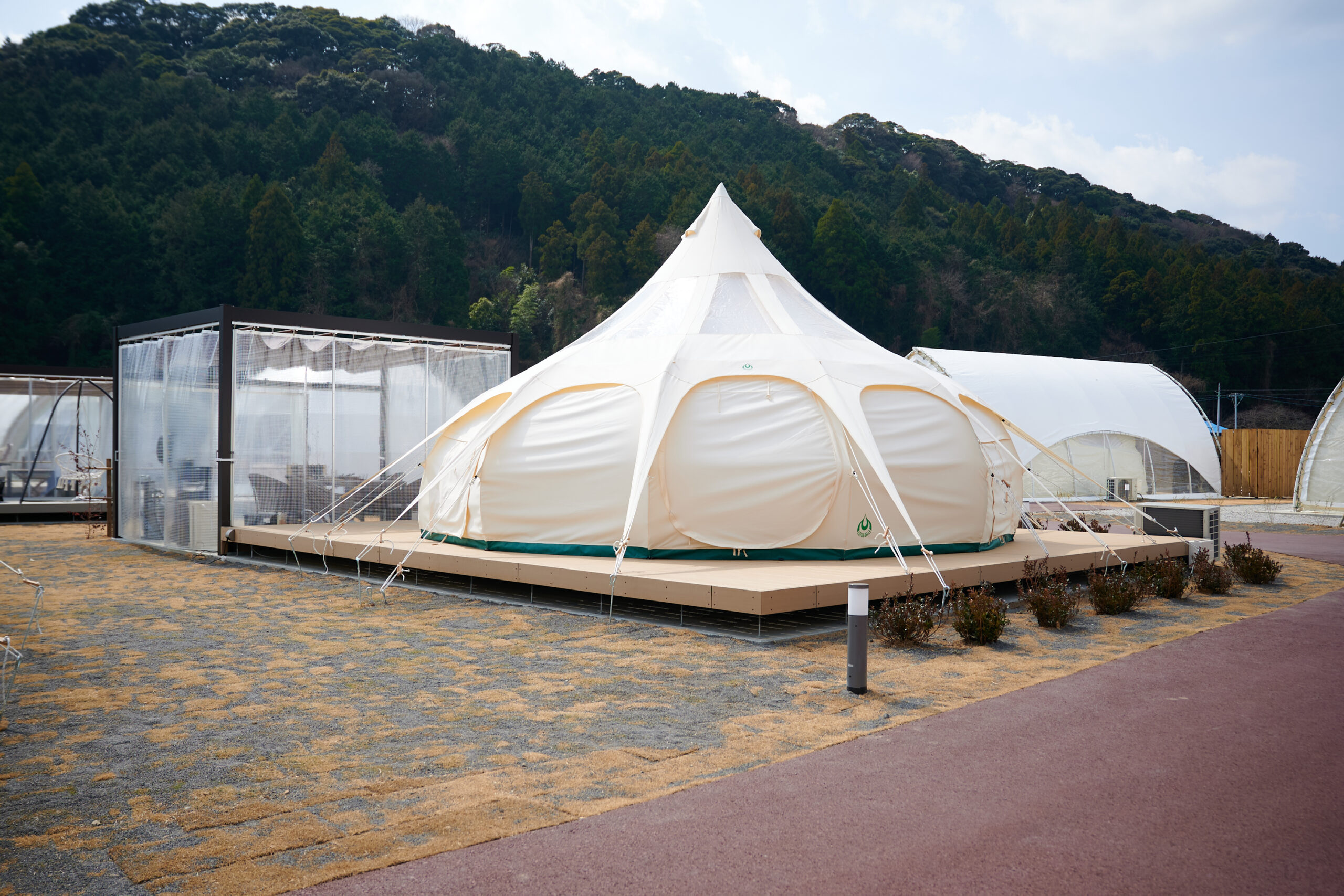 廃校をグランピングリゾートに再生！旧島田市立湯日小学校のプール、体育館、家庭科室、校庭などをフルリノベーション - TECTUREMAG テクチャーマガジン空間デザイン・建築メディア