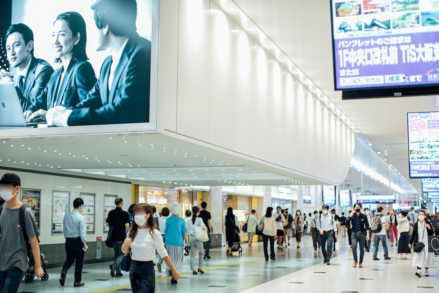 大阪駅中央口柱巻きLEDビジョン日本の交通広告