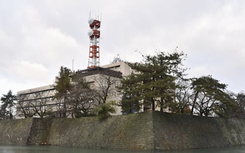 城址中心に構える本庁舎、桜の名所・公共施設ロケ地 - 福井県庁