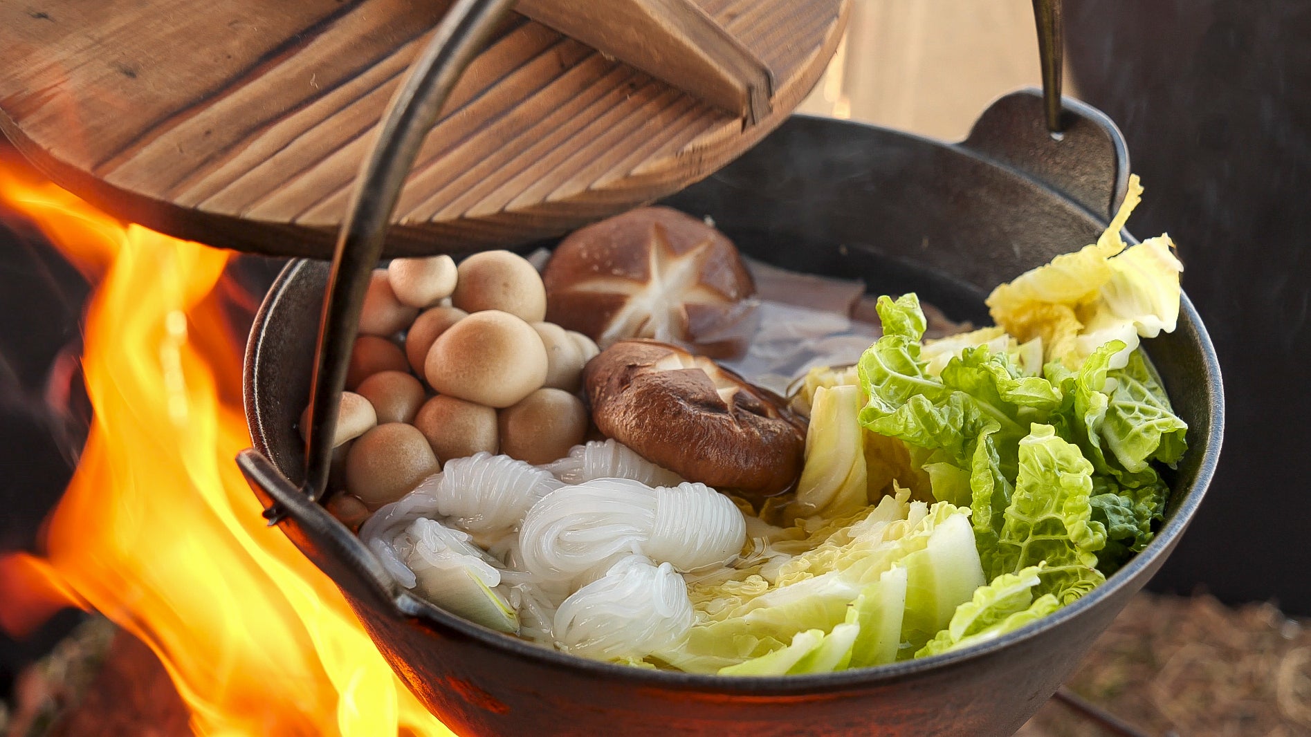 焚き火がもっと楽しくなる！キャンプ料理の簡単レシピ26選 - macaroni