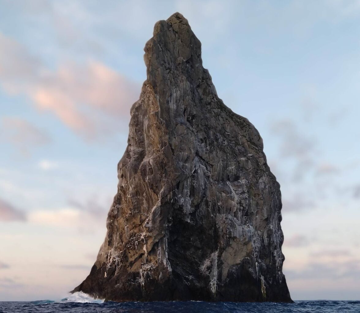 絶海にそびえる高さ100mの岩柱！ 伊豆諸島の最南端にある「孀婦岩」とは何かアーバンライフ東京