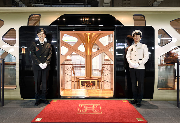 四季島 正面から 写真素材5021530- フォトライブラリ