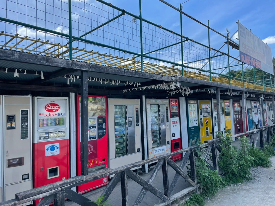 昭和のドライブイン＆レトロ自販機 100台以上が並ぶ“レトロ自販機の聖地” 中古タイヤ市場 相模原店神奈川県たびよみ