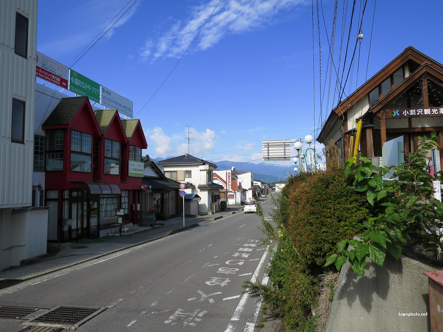 大滝湧水公園」 小淵沢町のパワースポット、一日数ヶ所から22,000トンの湧水。 水と爽やかな空気が心地よく、気の流れが違う気がします。心身を休めにチョット寄って見て下さい。山梨県北杜市小淵沢町大滝湧水公園名水百選小淵沢駅観光案内所北杜市観光協会