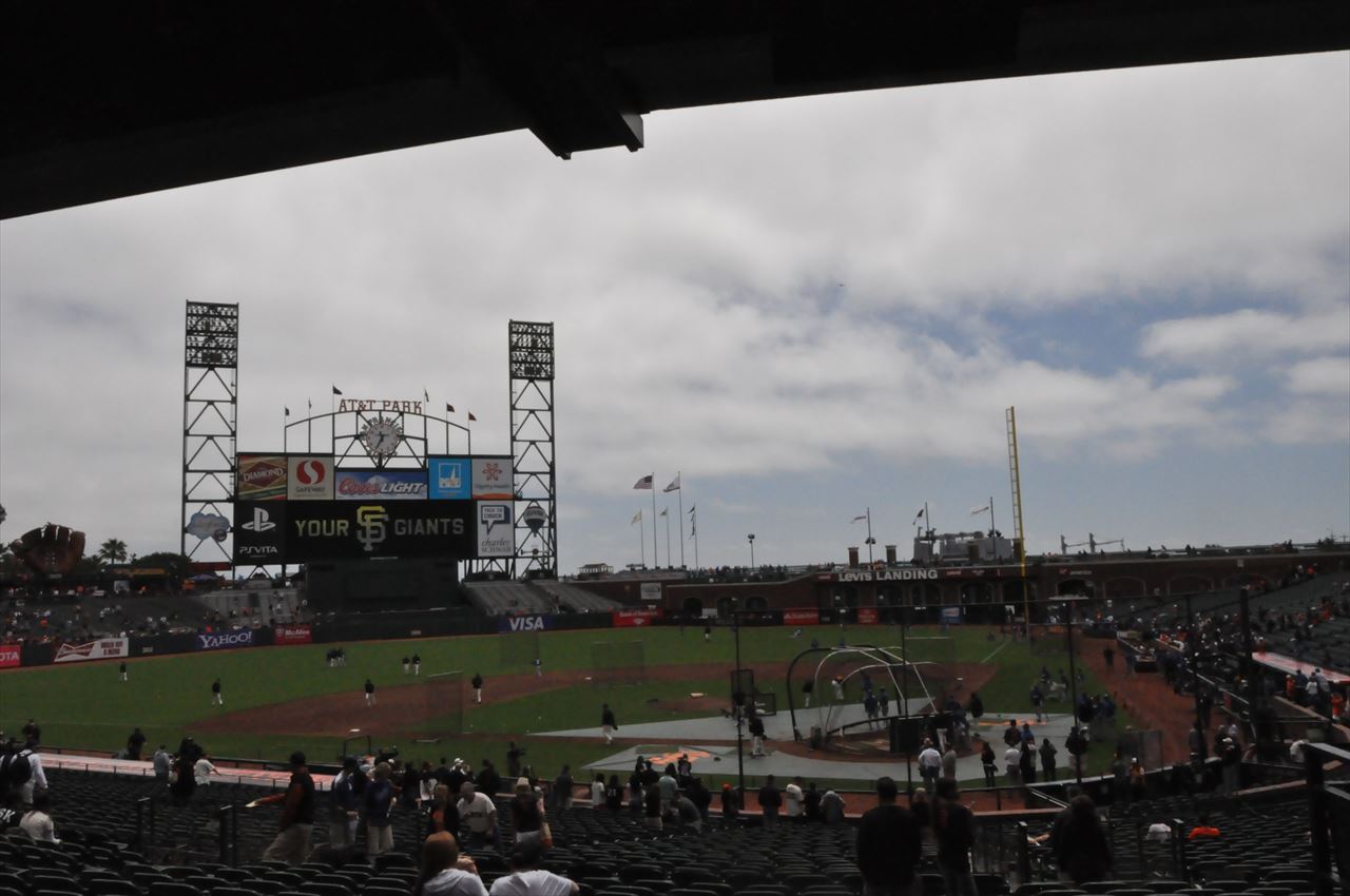 初 オラクルパーク！サンフランシスコジャイアンツ の本拠地です。 海沿いで、風と日差しが強く、 素人ながらプレーするの難しそう