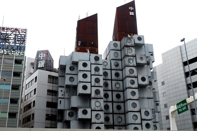 ◇ルイ・ヴィトン銀座並木通り店 銀座 設計は東京藝大の青木淳。建物 を覆うガラスのファサード、ウエーブ状のガラスに映り込んだ像がゆがみ、マーブル模様のようにも見えたりする不思議な輝きを見せてくれます。高級ブランド店が軒を連ねる並木通りでも、とにかく目立ち