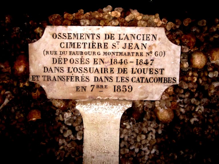 パリのカタコンブ14 区- ツアーとアクティビティエクスペディア