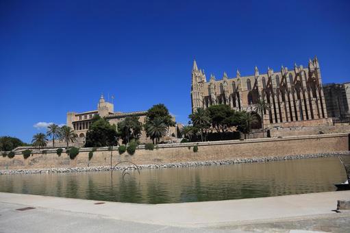 輸入壁紙で雰囲気はまるで海外住宅。アメリカンインテリアにこだわった住まい暮らしとおしゃれの編集室