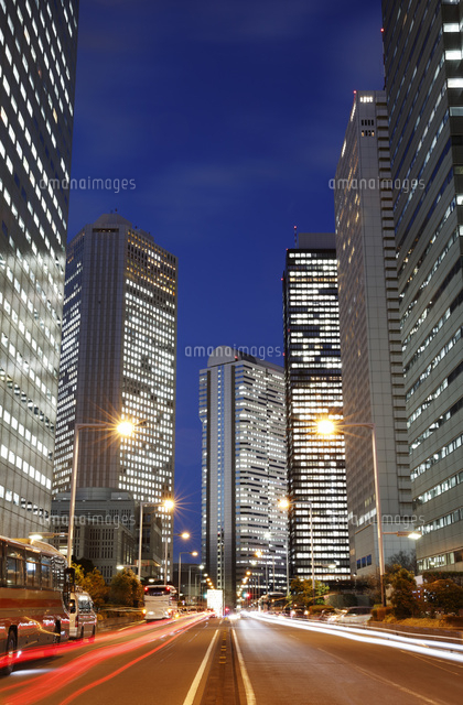 高層ビル群が建ち並ぶ都会的な西新宿の周辺施設 – 東京事務所探しプラス