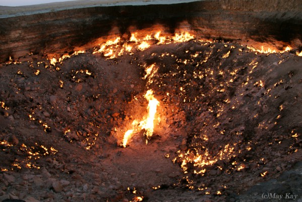 トルクメニスタン、砂漠のど真ん中に、地獄の門といわれている燃えてるクレーターに行ってまいりました!🔥 地中から常に天然ガスが吹き出ていて、50年間 消えることなく燃え続けています。