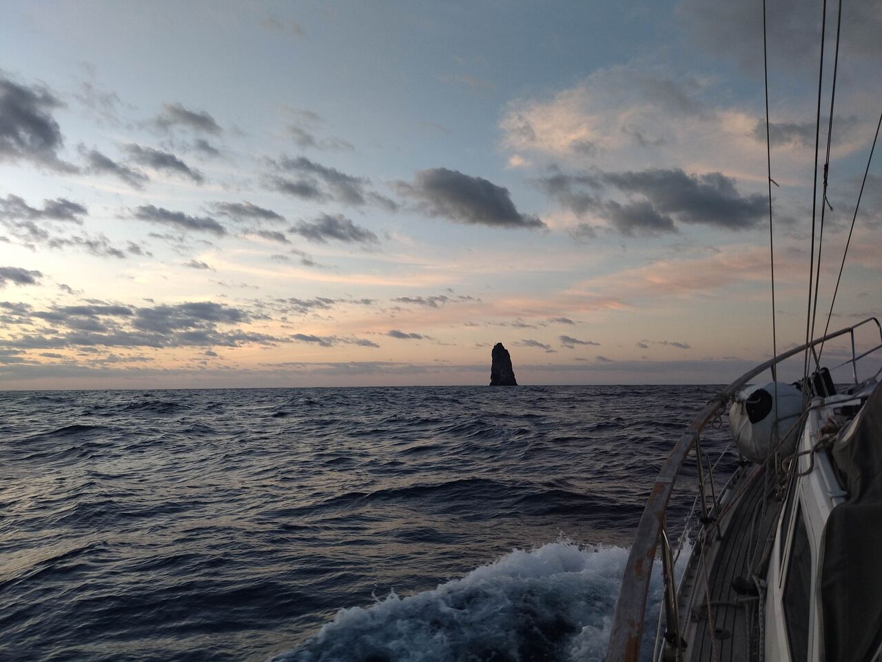 🚢飛鳥Ⅱクルーズ乗ったよ④🚢 絶海にぽつんと、されど凛然と立つ孀婦岩。 伊豆諸島の最南端で、都心から約650キロ。海上100メートの高さがありますが、