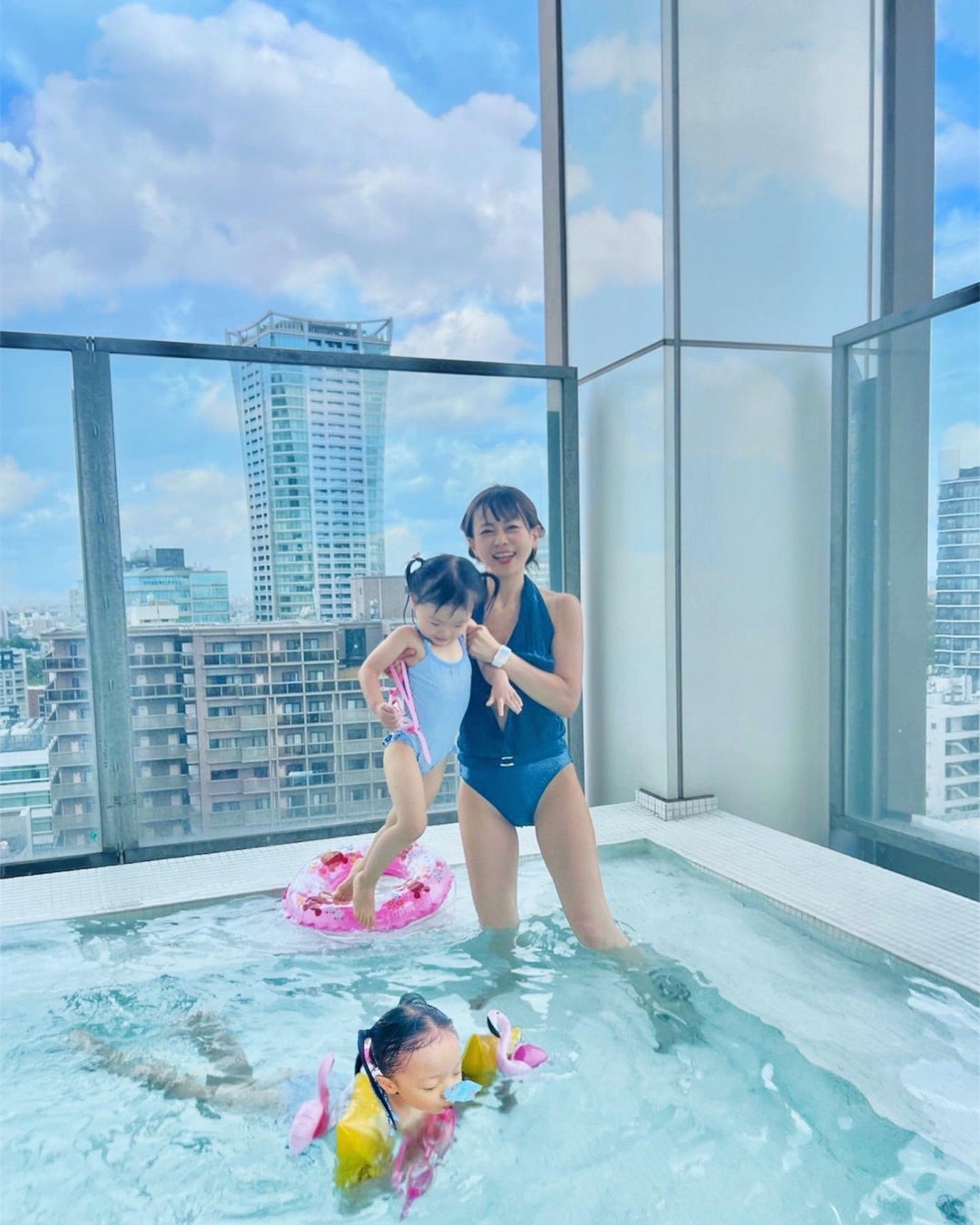 🩵🦩 MIYASHITA PARK最上階のプール行ってきたよ！ 今年は水着着る予定なかったから 誘ってくれた友達に感謝🫧‎🤍