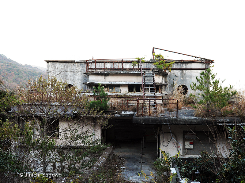 廃墟の女王 「旧摩耶観光ホテル」を特別に許可を頂き撮影しました。有名な「額縁の間」は大理石の机が健在で木漏れ日が差し込み息を呑む美しさだった。食堂にはドラマ「たとえあなたを忘れても」の撮影で、旧摩耶観光ホテルの3階の食堂に運び込まれ今も尚残されている