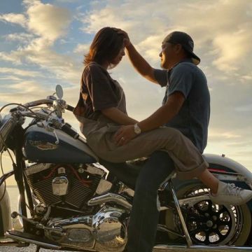 恋愛中のカップル、黒人のスポーツバイクに乗る男と女、初デートPremium写真