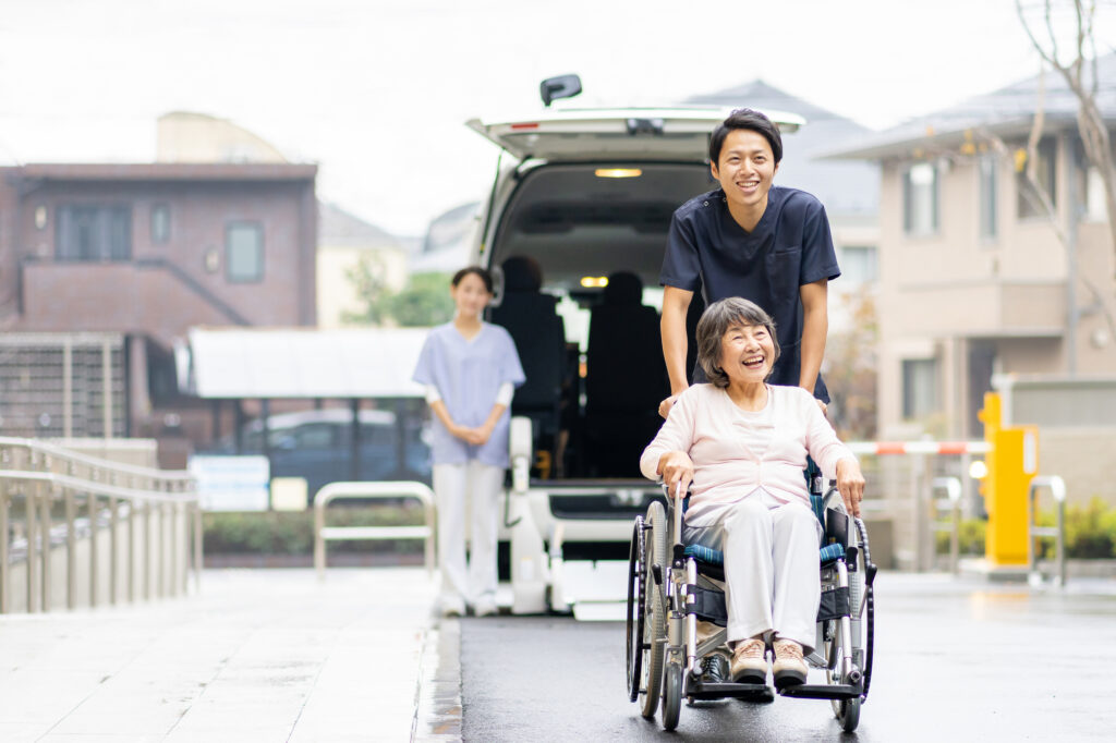 高齢者でも簡単に乗り降りできるクルマのアイデア企業利益につながるバリアフリーアイデア＆ユニバーサルデザインアイデア