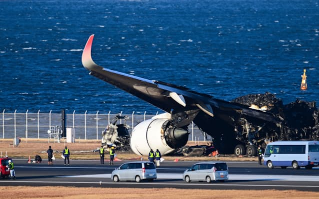 日航機炎上事故を受け羽田空港で消火救難訓練 実物の飛行機を用意、消防車など１５３台とヘリも参加 :