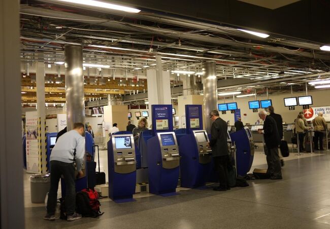 E195-E2、ロンドン・シティ空港に初着陸 年末に就航承認見通し