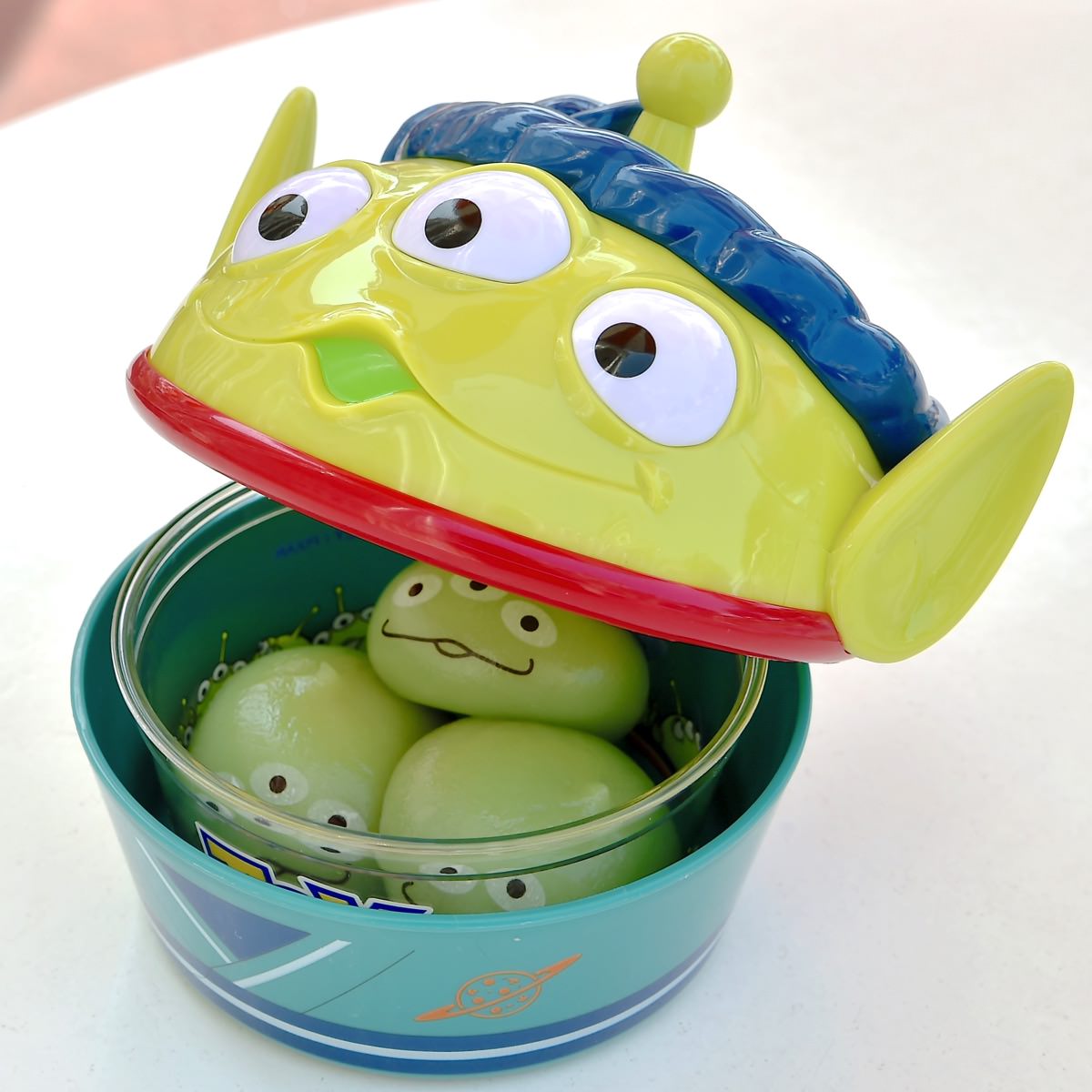 東京ディズニーランド「リトルグリーンめん」はキュートなカップ麺！販売店舗はどこ？ 今買うべき映え土産TABIZINE～人生に旅心を～