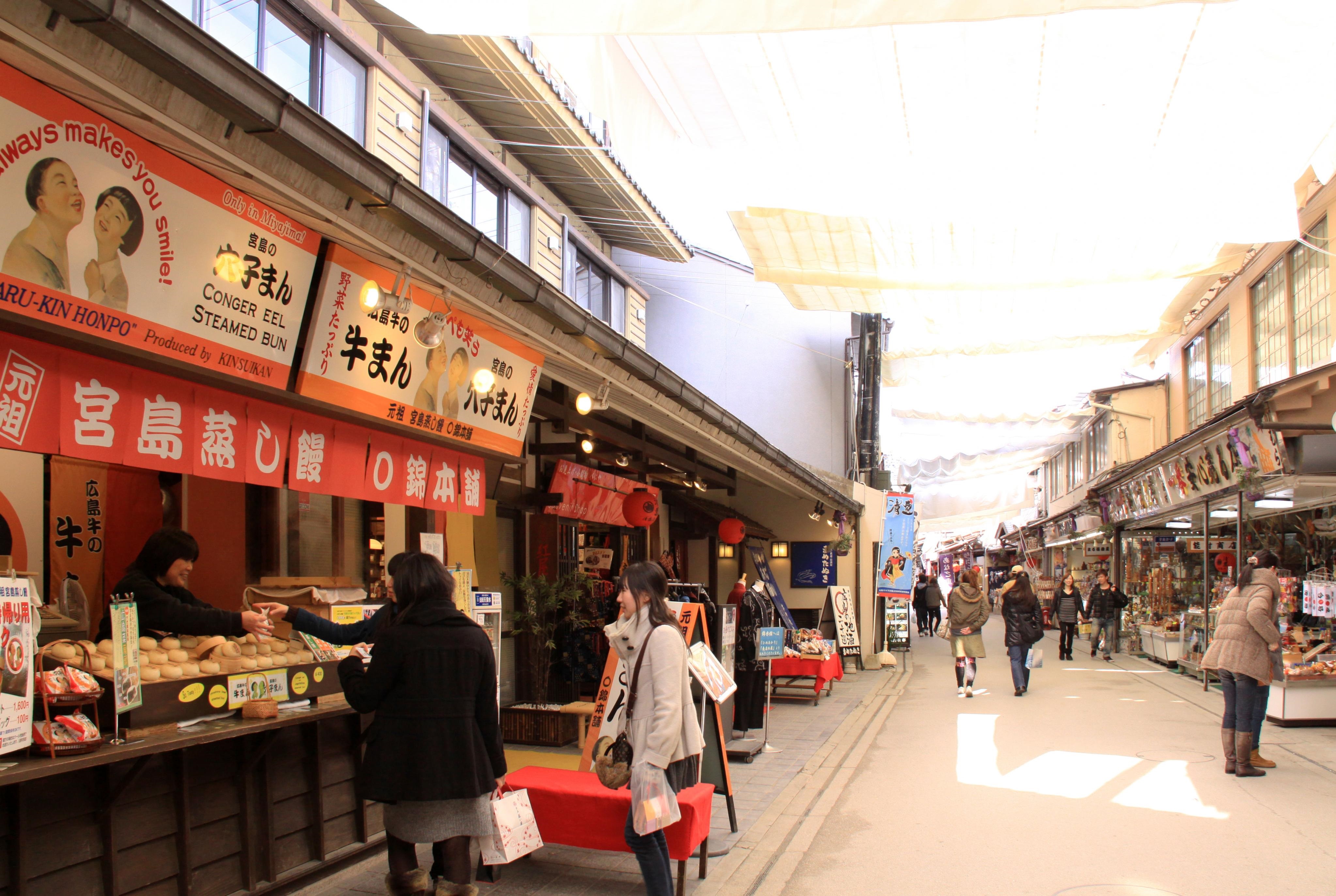 ㅤㅤㅤㅤㅤㅤㅤㅤㅤㅤㅤ 今回は、取材陣おすすめ 「宮島表参道商店街」をご紹介します📣 宮島表参道商店街は 厳島神社へと続く約350ｍの商店街多くの土産物屋や飲食店などが並び、