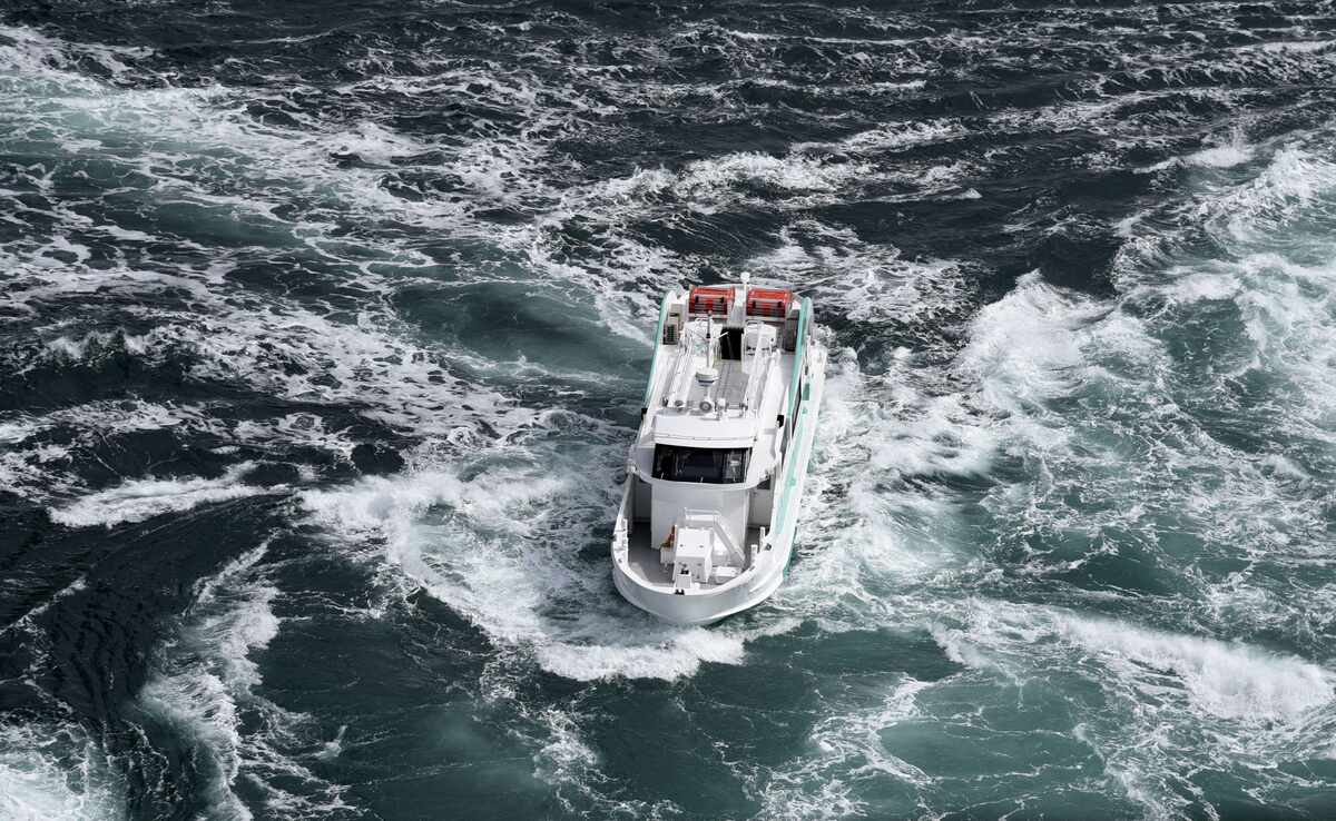 うずしおクルーズ 世界最大級の渦潮求めて鳴門海峡へ