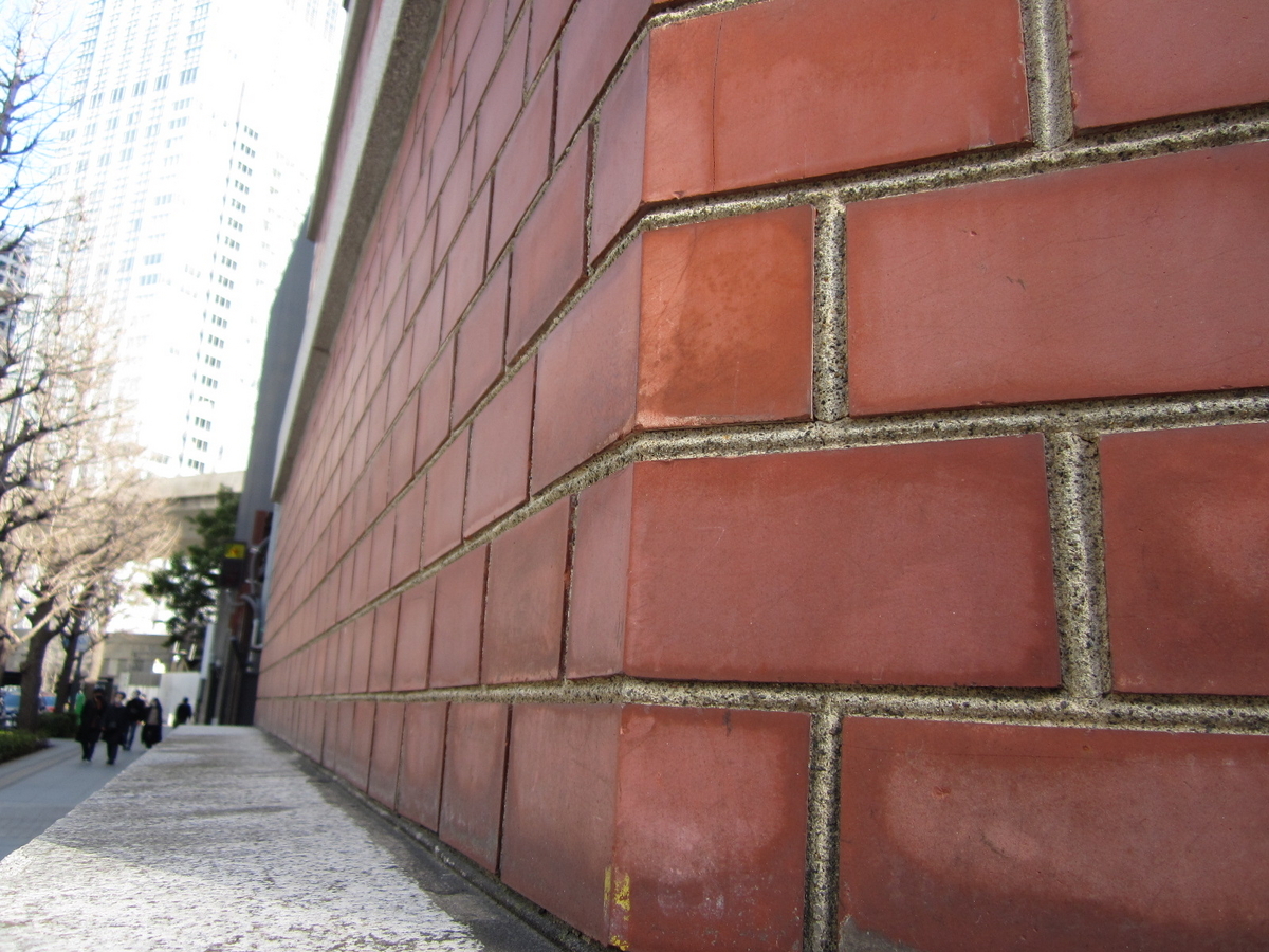 東京土産 最後のひと口までふんわり軽やか。赤レンガをイメージした東京駅限定の「レンガロール」「マイナビウーマン」