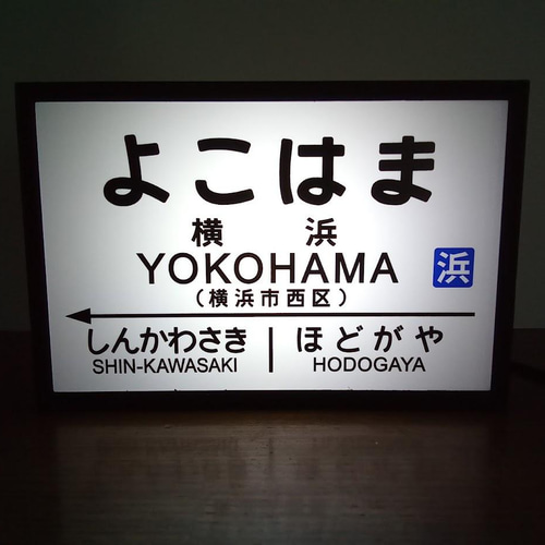 駅の出口 黄色い案内板 01フリー素材ドットコム